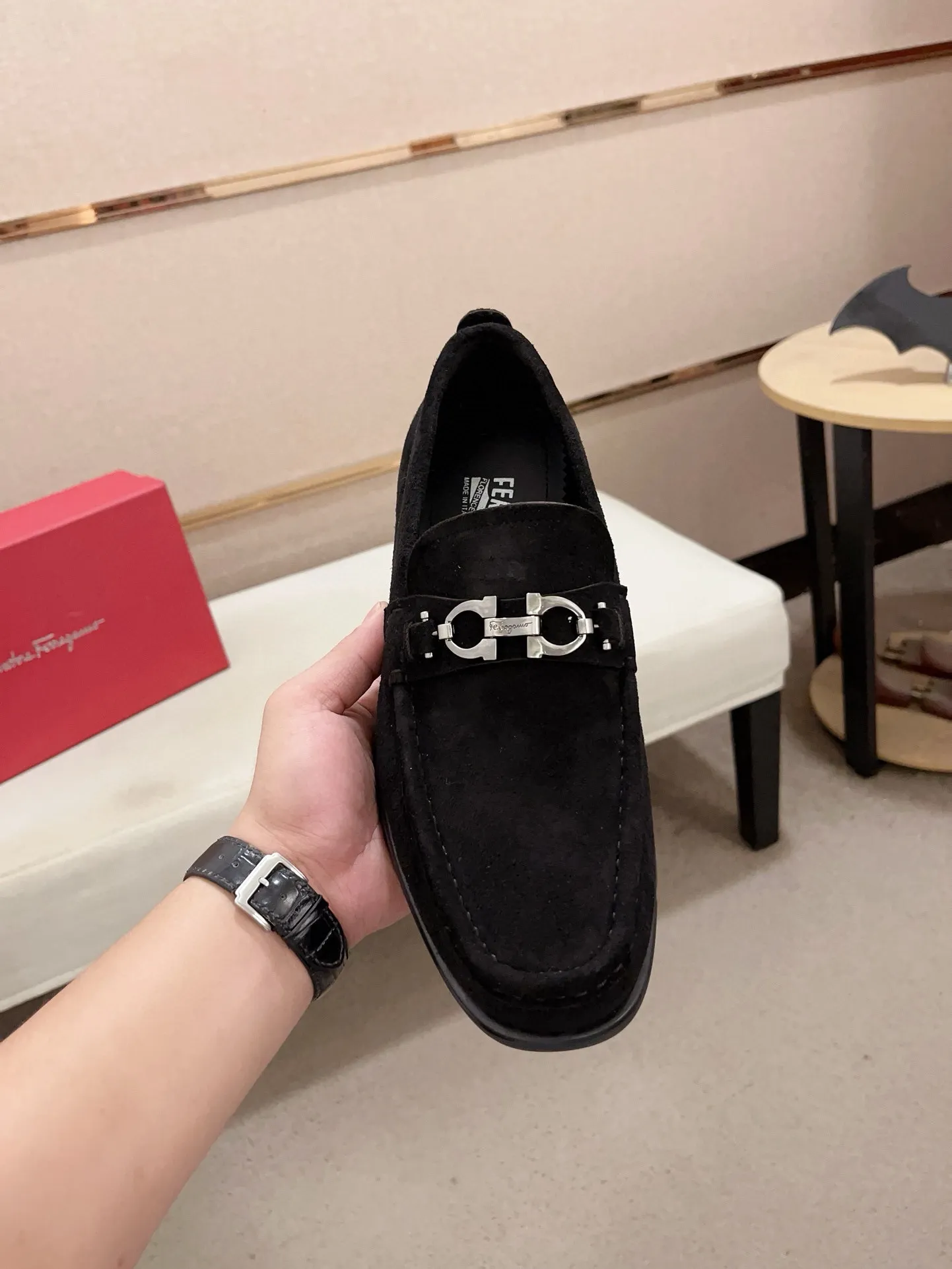 Men's shoes💰: 560💰 High version Ferragamo quality! 🆕🆕Exclusive hot-selling products in stock🔥🔥New products on the shelves, high-quality shoes, high-end driving shoes, with complete packaging! 💪 💪 Material: imported patented cowhide 🐂 + imported high-quality water-dyed cowhide lining + wear-resistant outsole 👍🏻👍🏻 Features: high-end and comfortable, purely handmade 🚀 🚀 Create the perfect shoes that suit you best 🔥 🔥 Size: (38-44) Can be customized 45 non-returnable!